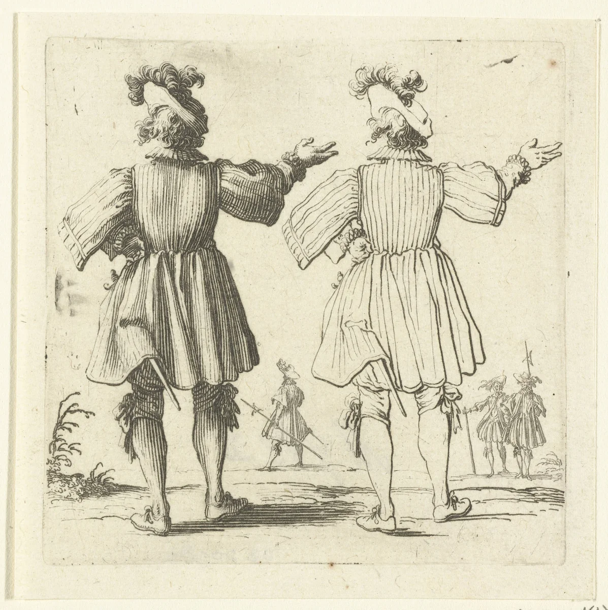 Tweemaal dezelfde soldaat met grote gepluimde hoed en opgeheven arm, op de rug gezien by Jacques Callot, print, 1621-1624