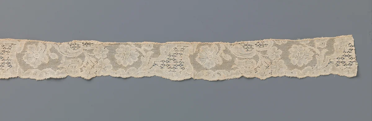 Strook kloskant met bloemtakken tussen hoornvormige reserves by anonymous, other, 1735-1765