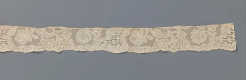 Strook kloskant met bloemtakken tussen hoornvormige reserves by anonymous, other, 1735-1765