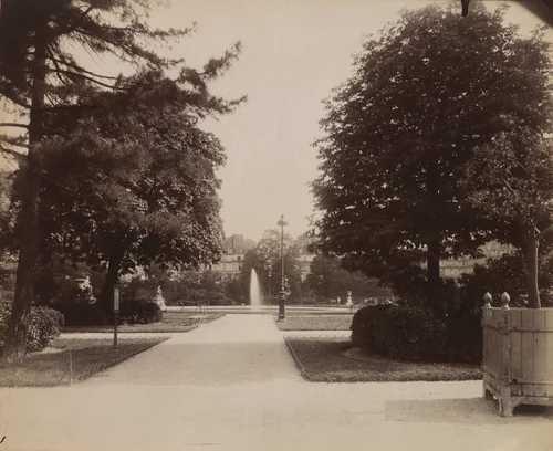 Jardin des Tuileries / Jardin de l'impereur by Eugène Atget, photograph, 1912