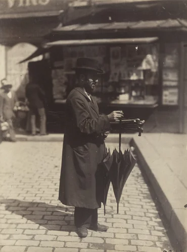 Marchand de parapluies (Umbrella merchant) by Eugène Atget, photograph, 1899