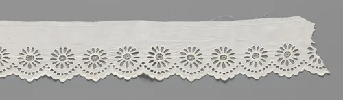 Strook katoen met kantborduurwerk met een doorgaand 'parelsnoer' van opengewerkte cirkeltjes langs de schulpenrand en in boven elke schulp een ovale margriet by C.I. Bosch Reitz-Teding van Berkhout, other, 1860-1880