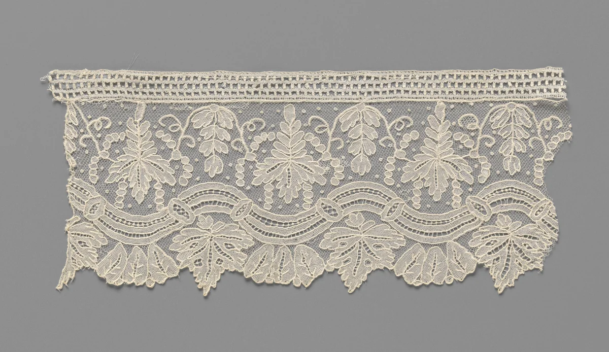 Strook naaldkant met golvende sierlijst en wijnbladeren by anonymous, other, 1870-1880