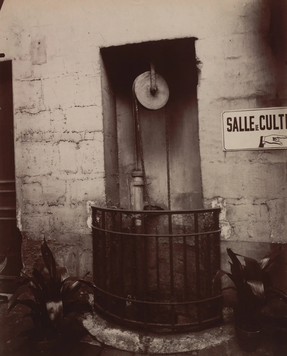 Puits, 72 rue de Sèvres by Eugène Atget, photograph, 1911