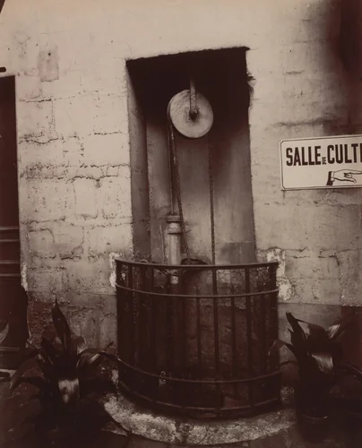 Puits, 72 rue de Sèvres by Eugène Atget, photograph, 1911