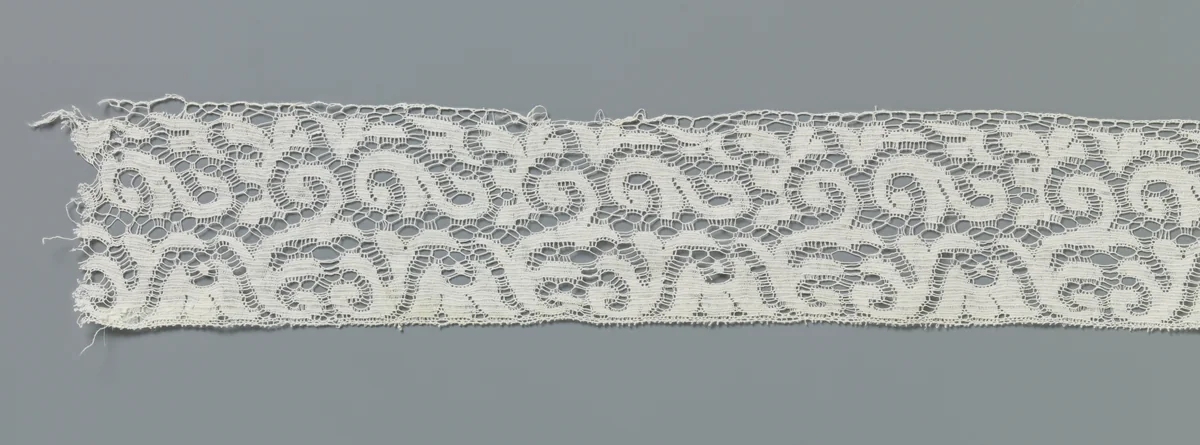 Strook machinale kant met hangende kelkbloem tussen losse s-voluten by anonymous, other, 1890-1914