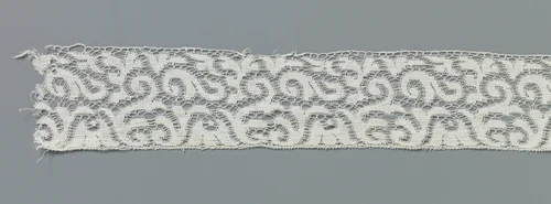 Strook machinale kant met hangende kelkbloem tussen losse s-voluten by anonymous, other, 1890-1914