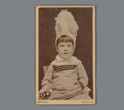 Portret van een kind met muts als reclame voor Mrs. Berkley's hoedenzaak in Milton, Vermont by anonymous, photograph, 1850-1915