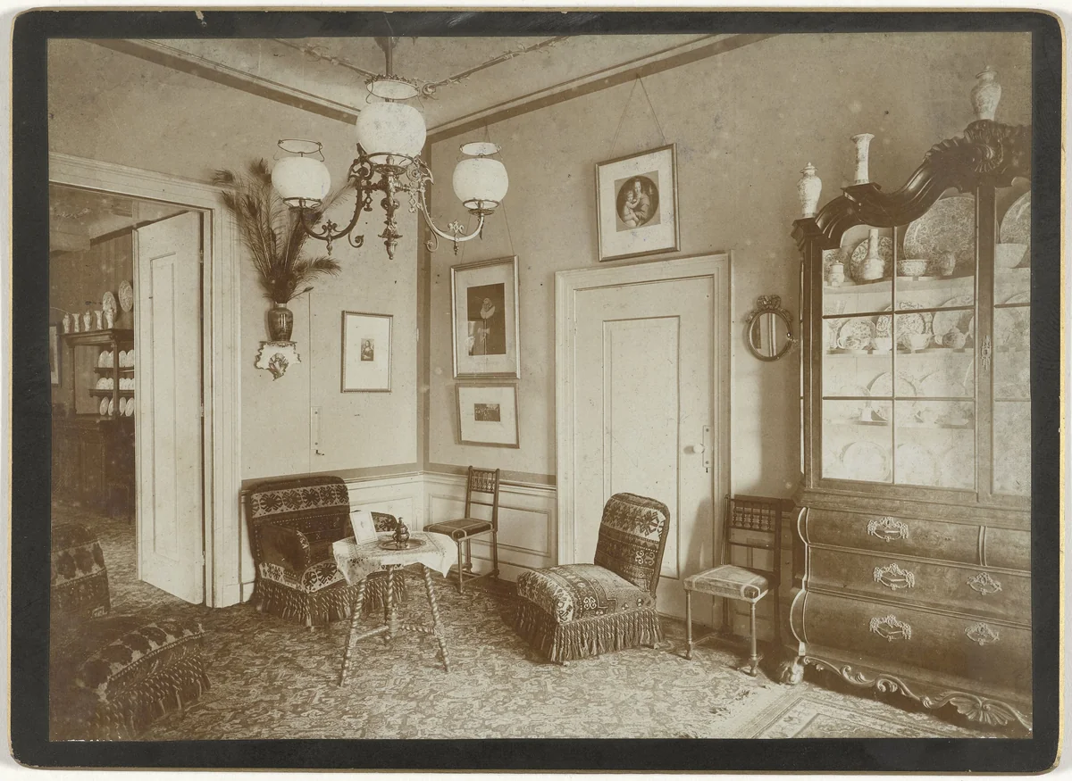 Interieur van het woonhuis van Edouard Quarles van Ufford en zijn echtgenote Clara Catharina May Twiss op Janskerkhof 25 in Utrecht by anonymous, photograph, 1892-1898