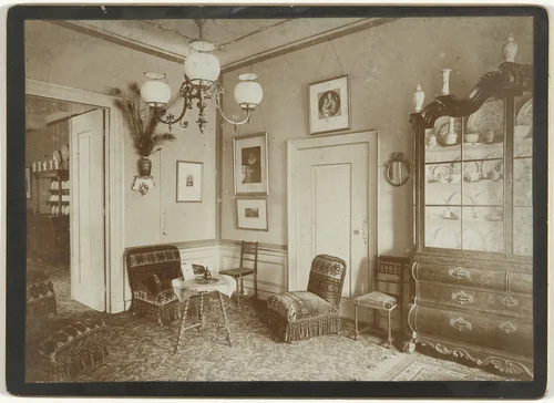 Interieur van het woonhuis van Edouard Quarles van Ufford en zijn echtgenote Clara Catharina May Twiss op Janskerkhof 25 in Utrecht by anonymous, photograph, 1892-1898