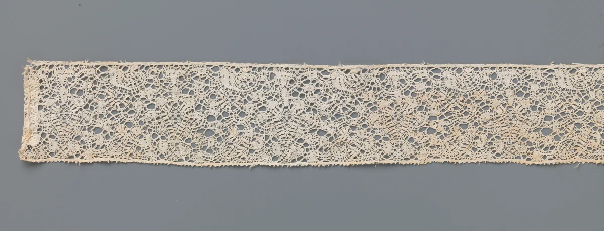 Strook kloskant met druppelvormig motief in warrig patroon van bochtjes by anonymous, other, 1700-1715