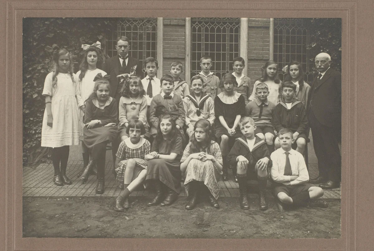 Schoolfoto met Eva Pennink midden voor by anonymous, photograph, 1900-1930
