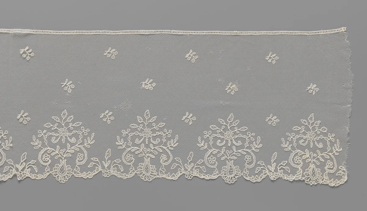 Strook applicatiekant met rozetbloemen in symmetrische bladertakken by anonymous, other, 1840-1850