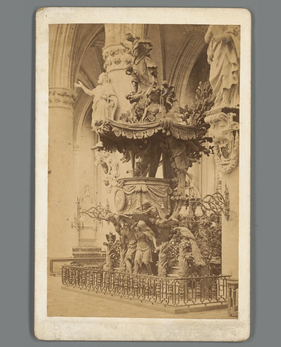 Preekstoel in kathedraal van Sint-Michiel en Sint-Goedele, Brussel by anonymous, photograph, 1870-1890