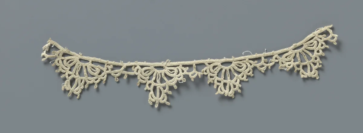 Strook gehaakte kant met waaiervormige reticella schulpen by anonymous, other, 1890-1909