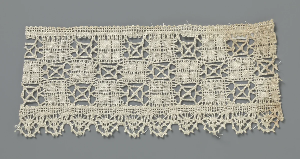 Strook kloskant met drie rijen vierkantjes en schulpenrand by anonymous, other, 1875-1899