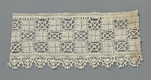 Strook kloskant met drie rijen vierkantjes en schulpenrand by anonymous, other, 1875-1899
