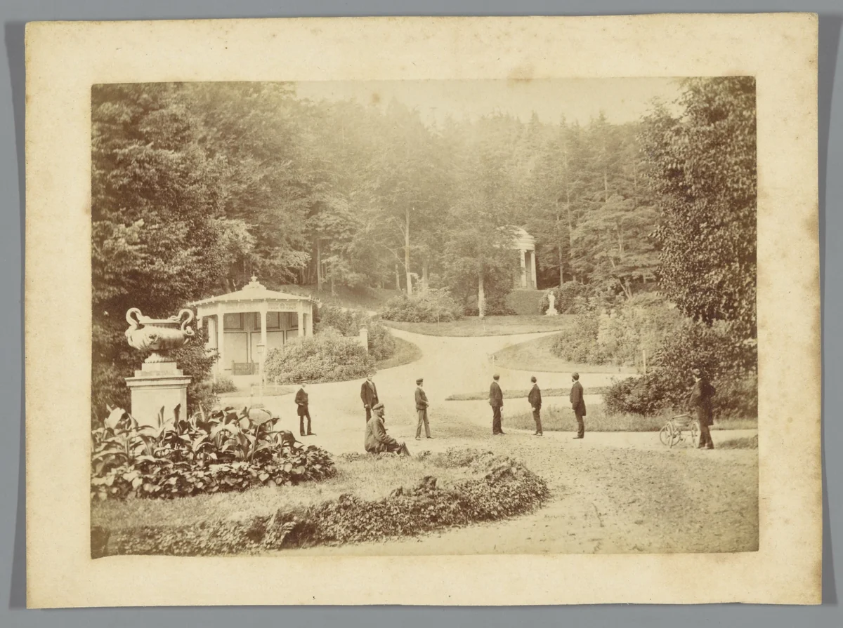 Mannen in de Kleefse Tuinen by anonymous, photograph, 1880-1900