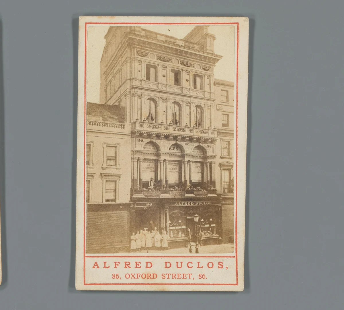Gezicht op de banketbakkerij van Alfred Duclos met personeel aan Oxford Street, Londen by anonymous, photograph, 1850-1915