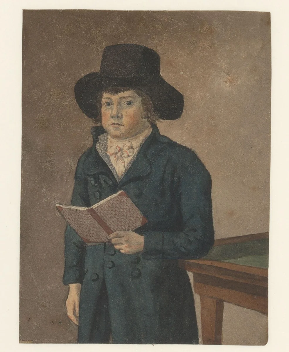 Staande jongen met hoge hoed en open boek by anonymous, drawing, 1750-1799