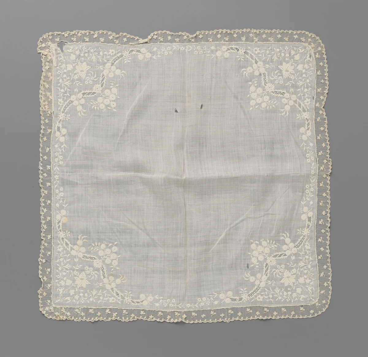 Zakdoek van batist met borduurwerk met mimosa en een strook naaldkant met strooibloempjes by anonymous, textile, 1775-1799