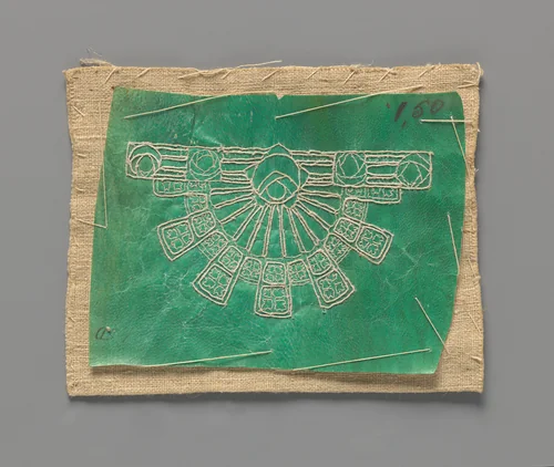 Gereedschap voor een naaldkantmotief in de vorm van kleermakerslinnen waarop groen perkament is genaaid met witte traceerdraden in waaiervorm met artdeco rozen en een halve zonnebloem by Kantwerkschool, textile, 1906-1910