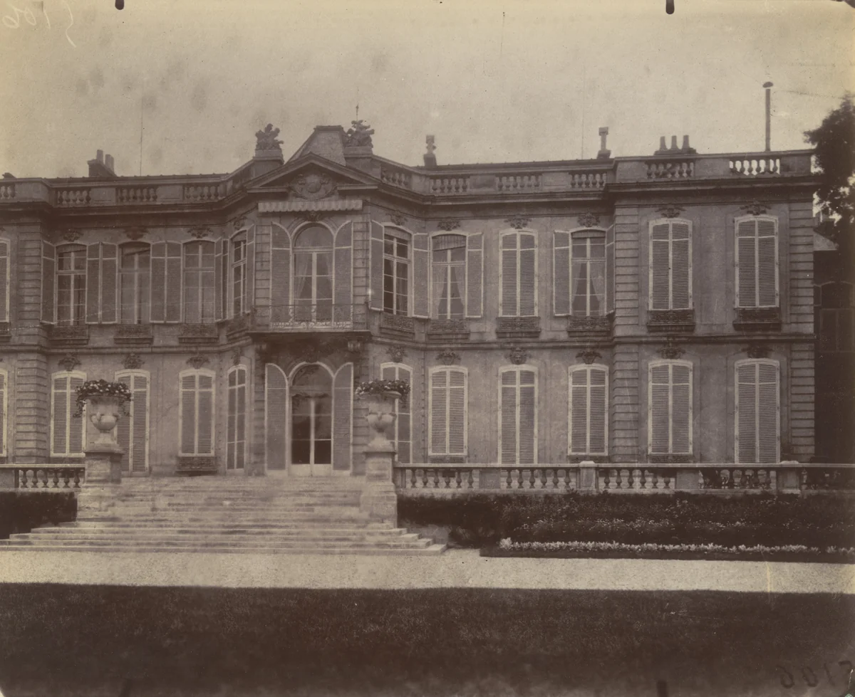 Ambassade d'Autriche, 57 rue de Varenne by Eugène Atget, photograph, 1905