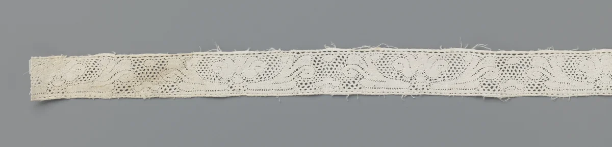 Tussenzetsel van kloskant met bloem tussen langgerekte voluutbladeren by anonymous, other, 1650