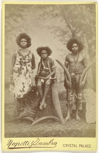 Groepsportret van drie oorspronkelijke bewoners van Australië; Jenny, haar zoon Toby en Billy in het Crystal Palace te Londen tijdens hun Europese tournee onder leiding van Richard A. Cunningham by anonymous, photograph, 1884