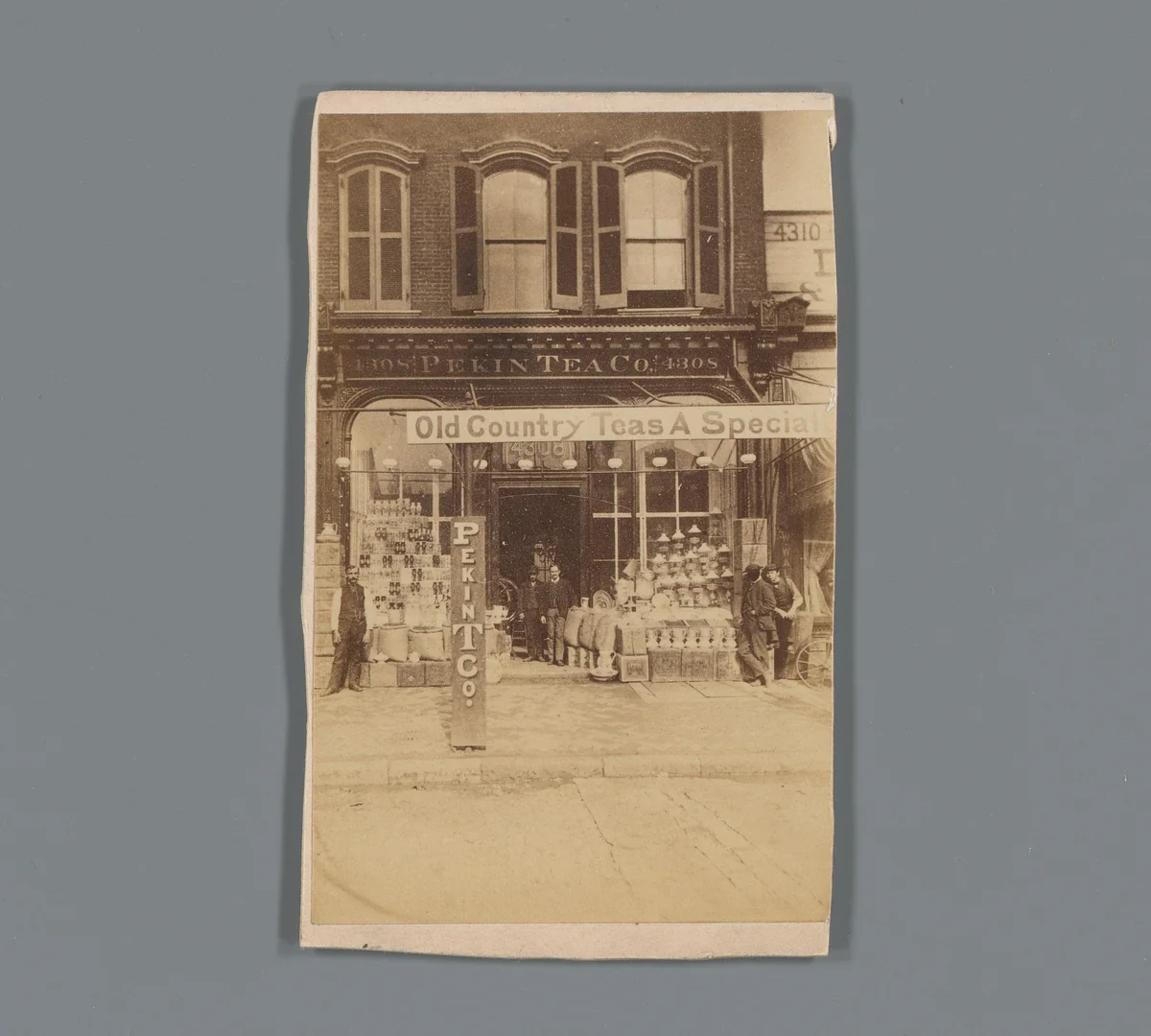 Gezicht op een theewinkel van Pekin Tea Company in Pittsburgh, Pennsylvania by anonymous, photograph, 1850-1915