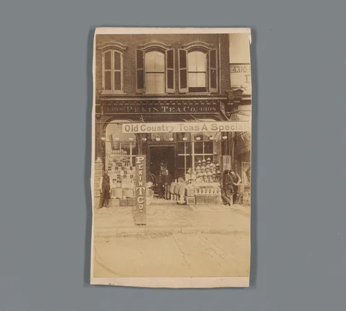 Gezicht op een theewinkel van Pekin Tea Company in Pittsburgh, Pennsylvania by anonymous, photograph, 1850-1915