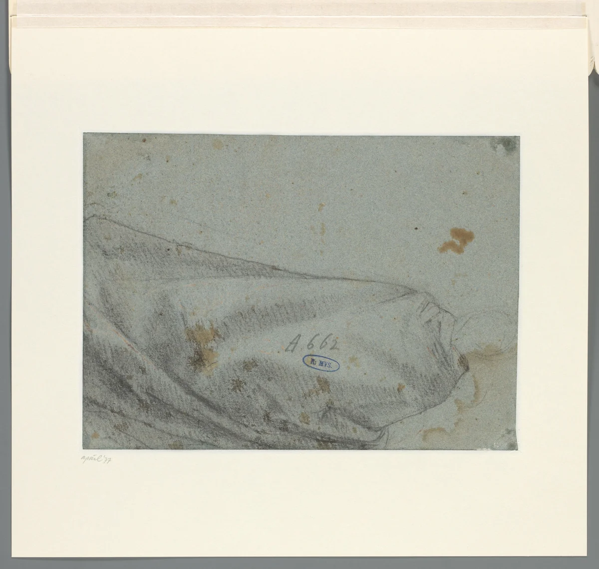 Studie van figuur gehuld in een lange mantel, op de rug gezien by anonymous, drawing, 1600-1610