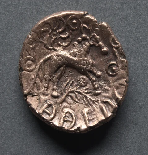 Addedomaros Stater: Crescents (obverse) by Unknown, metalwork, -50-10