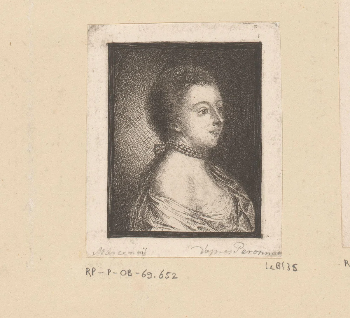 Portret van een onbekende vrouw met parelsnoer by Antoine de Marcenay de Ghuy, print, 1734-1811
