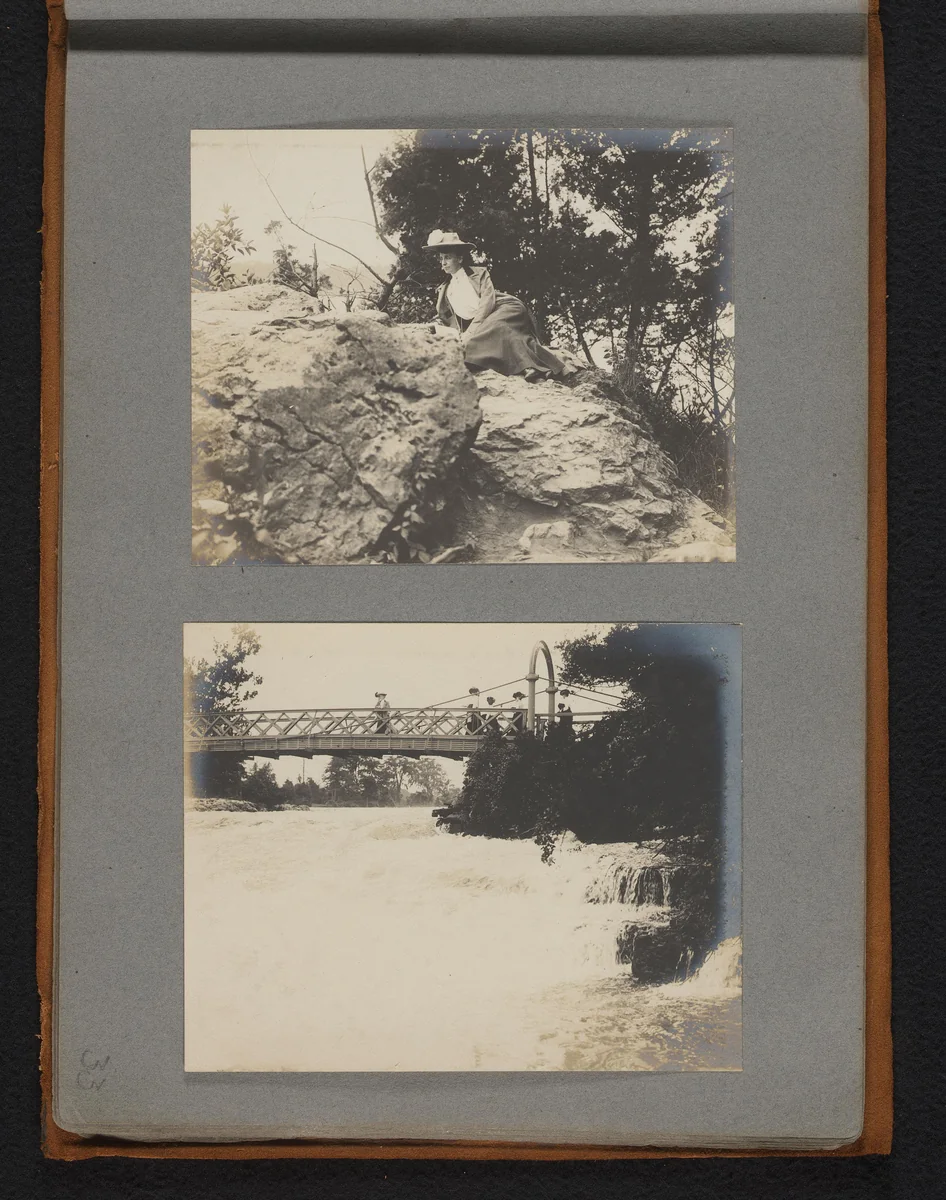 Vrouw zittend op een rots, mogelijk Mary van der Mey, en staand op een brug nabij de Niagarawatervallen by Jan van der Mey, book, 1902