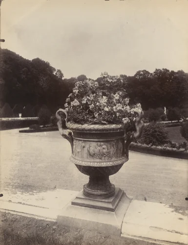 Versailles, vase par Ballin by Eugène Atget, photograph, 1902