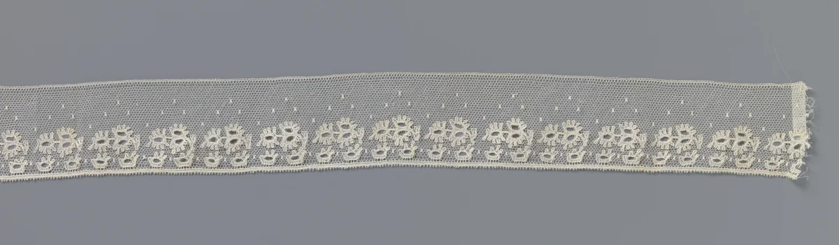 Strook kloskant met zigzag-lijn van moesjes en liggende ovale bloem by anonymous, other, 1830-1849