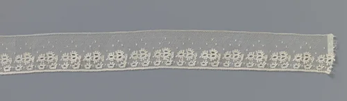 Strook kloskant met zigzag-lijn van moesjes en liggende ovale bloem by anonymous, other, 1830-1849