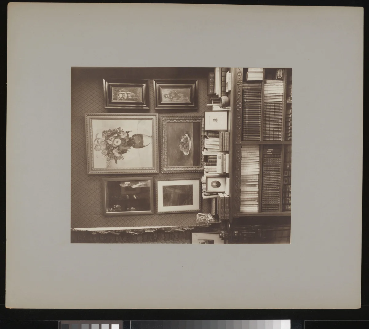 Interieur van Stadhouderskade 56, het woonhuis van Andries Bonger in Amsterdam, met schilderijen van Odilon Redon aan de muur by Willem Jan Gerrit van Meurs, photograph, 1904
