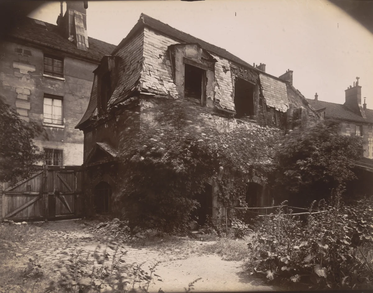 Pavillon de Julienne, ruelle des Gobelins by Eugène Atget, photograph, 1922