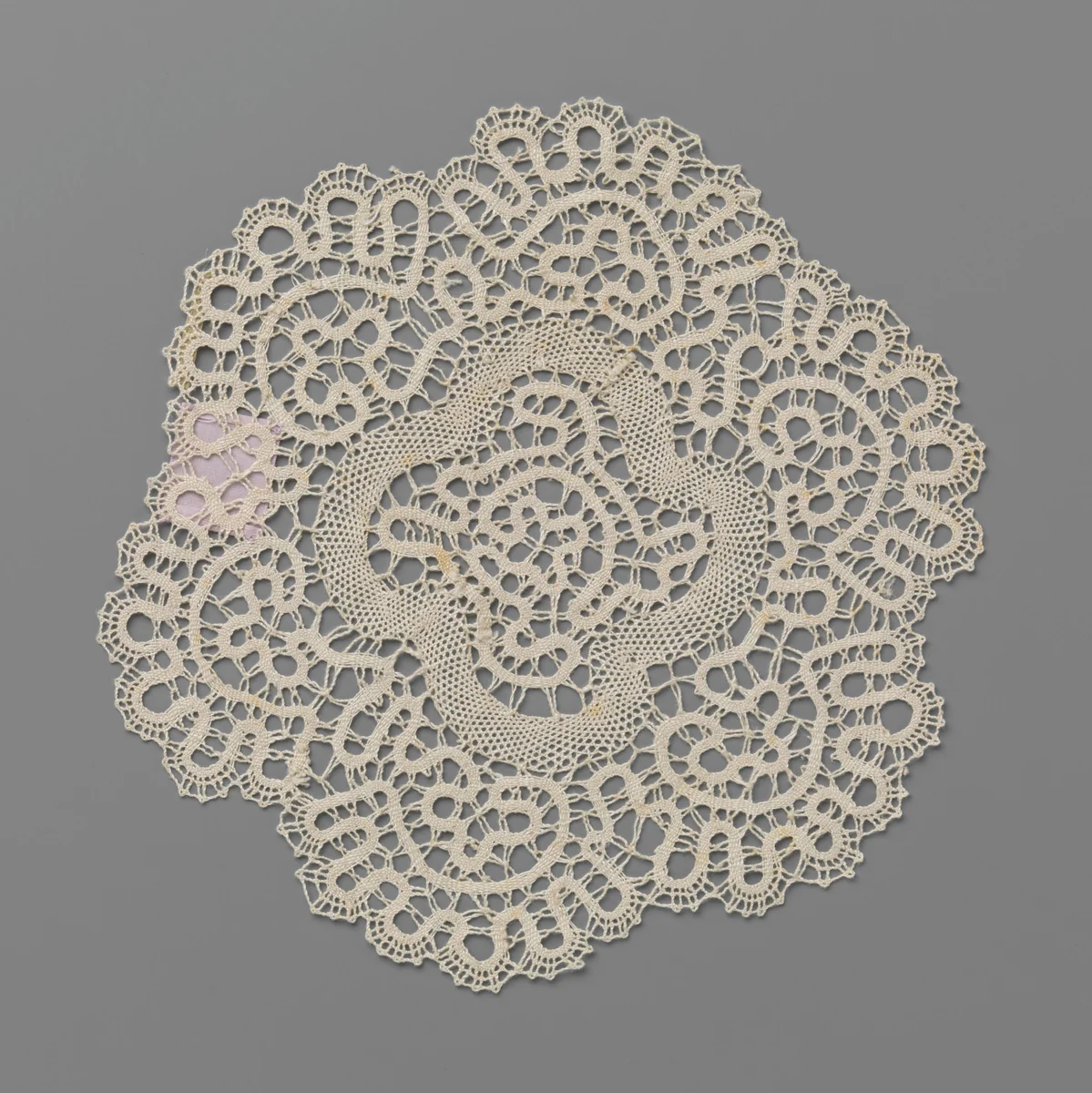 Rond kleedje van kloskant met slingerende banden en vierlobbig centrum by anonymous, other, 1900-1999