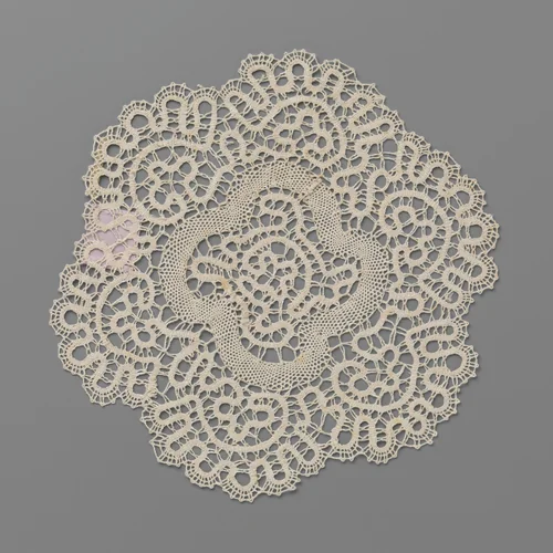 Rond kleedje van kloskant met slingerende banden en vierlobbig centrum by anonymous, other, 1900-1999