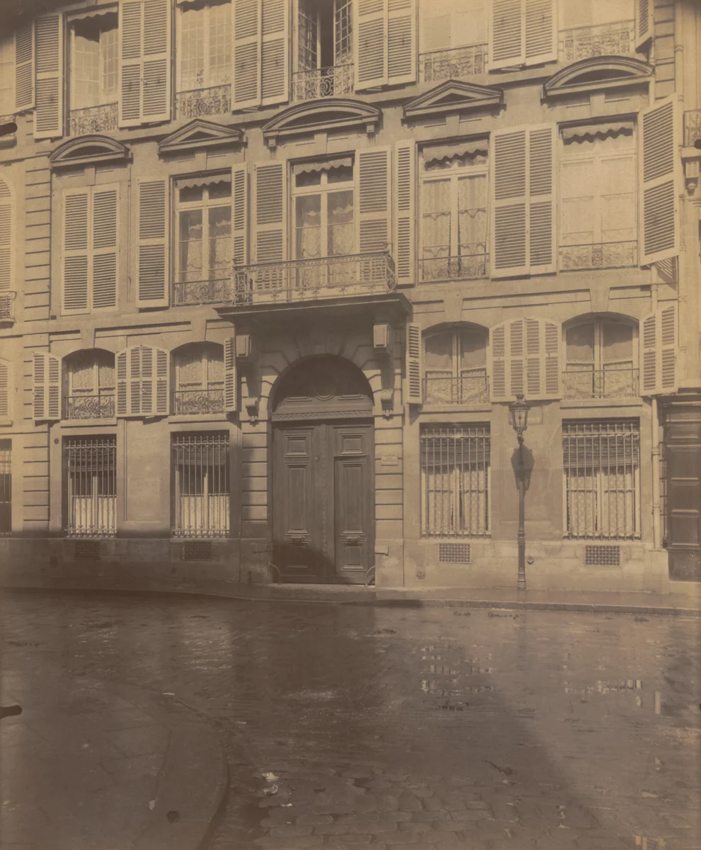 Ancien Hôtel Chauveau Lagarde, 18 rue de l'Université by Eugène Atget, photograph, 1909