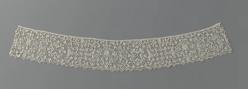 Strook naaldkant met drie medaillonmotieven en ranken by anonymous, other, 1690-1699